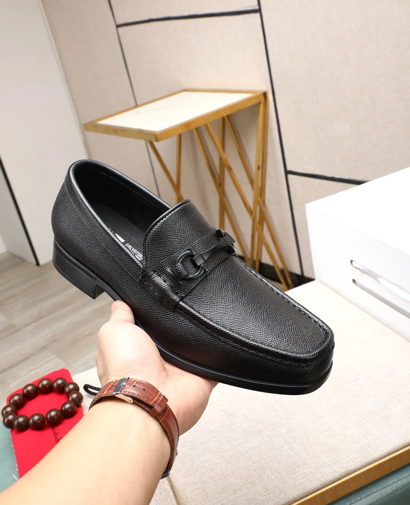 Men's clothing and shoes 💰700📛📛High-end goods! Salvatore Ferragamo is the world's top luxury footwear brand. It comes from Italy, the kingdom of fashion. It is famous all over the world for its traditional handmade design and novel styles... 🚶🏻🚶🏻 Top-quality suit shoes are sold simultaneously at the counter. This style is purely handmade. The fabric is imported Italian calfskin➕soft water-dyed cowhide lining. Specially available with original deep rubber outsole🌀🌀Size: 38➖44